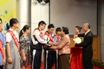 范徐丽泰女士与黄重光医生为获得杰出"ICAN学生"的同学颁发奖项并合影留念（2）