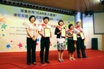 深圳市教育局局长郭雨蓉女士为获得杰出"ICAN教师"的中学组老师颁发奖项并合影留念